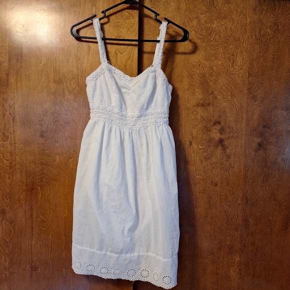 Elegant White Lace Trim Dress - Picture 5 of 8